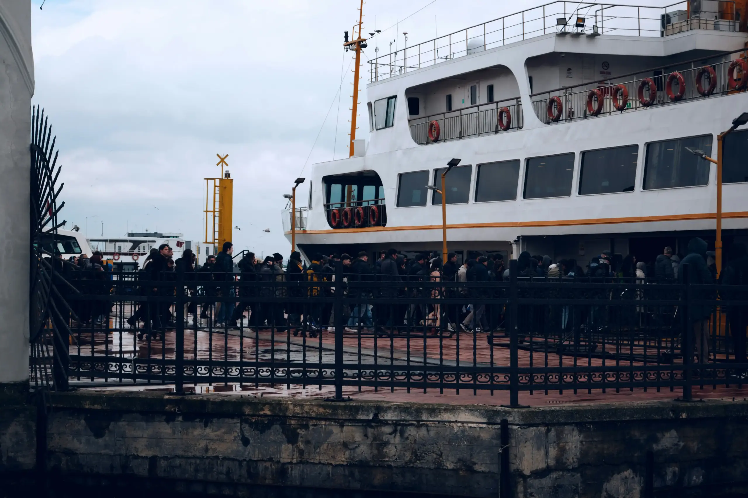 Low cost travel from Seattle to Anacortes ferry port?