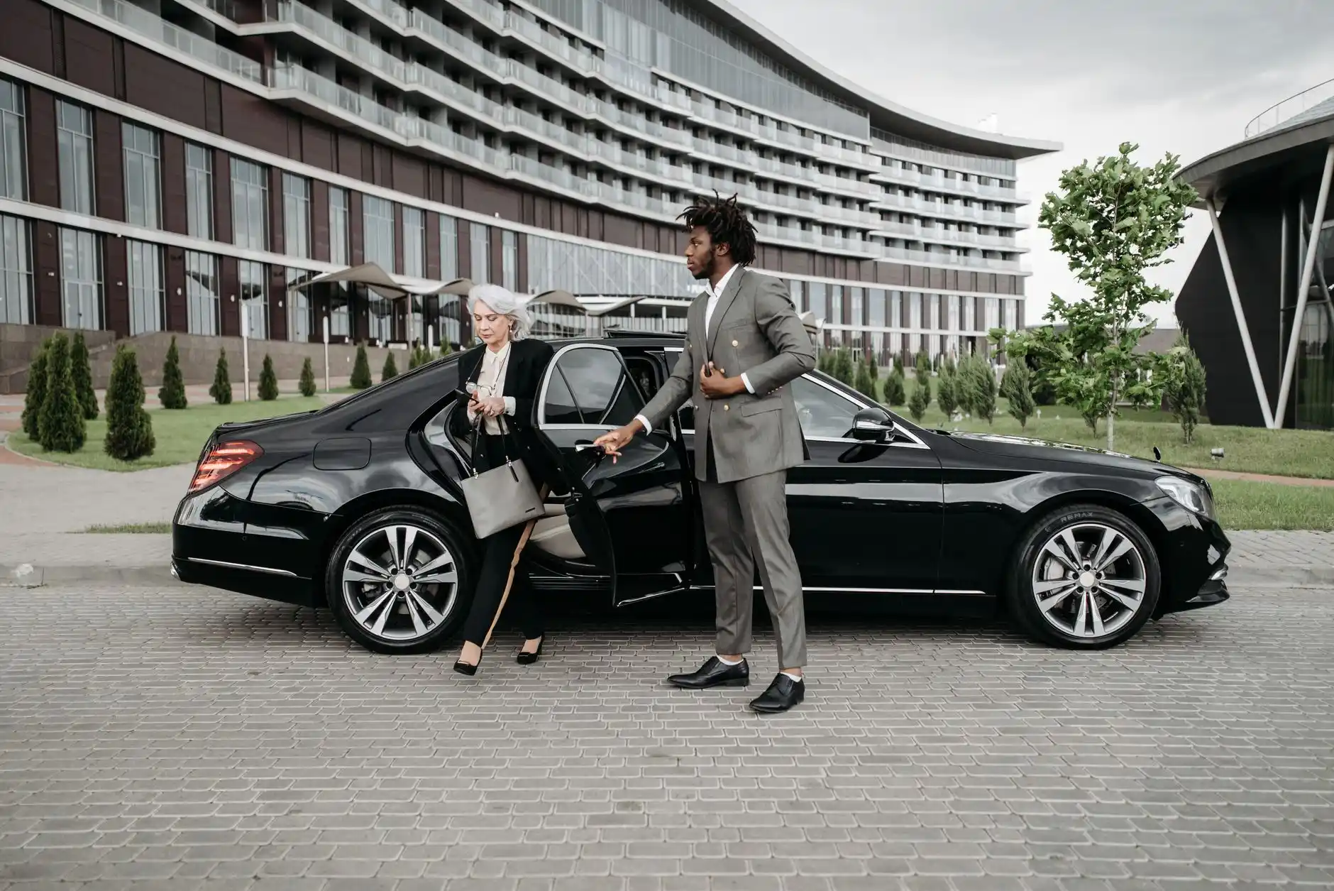 How Do You Explore Seattle in Style and Luxury?